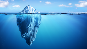 Un iceberg avec des surprises cachées sous la surface