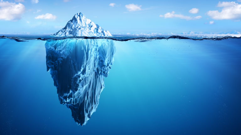Un iceberg avec des surprises cachées sous la surface